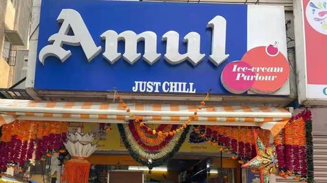 Amul Franchise: अमूल फ्रेंचाइजी खोलकर हर महीने हो सकती है ₹1 लाख  की कमाई, ये है पूरा प्रोसेस