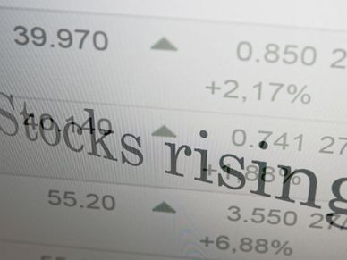 Top 4 Nifty Stocks Hit 52-Week High Today: Strong EPS & Robust Quarterly Earnings: Buy?