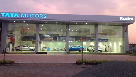 Tata Motors Shares Hit New 52-Week High After Q1 Earnings Beat Estimates; Should You Buy Or Sell? 
