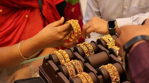 Gold Rate In India Fell After Rs 55,000 Record Rally; BUY/SELL Gold On Onam, Eid-E-Milad? Gold Prices Outlook