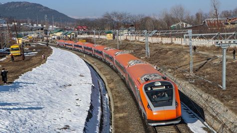 Vande Bharat Train in Kashmir: Viral Video Shows Snow-Covered Journey Through Banihal | Kereta Api Vande Bharat di Kashmir: Video Viral Menunjukkan Perjalanan yang Dilitupi Salji Melalui Banihal