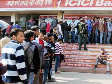 എടിഎമ്മുകള്‍ എണ്ണത്തില്‍ കുറവ് ; കൂടുന്നത് എടിഎമ്മിലേക്കുളള നീണ്ട നിര