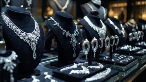 3 ലക്ഷം കടന്ന് വെള്ളി വില, കുതിപ്പ് തുടർന്നാൽ സ്വർണം തോൽക്കും, നിക്ഷേപകർ എന്ത് ചെയ്യണം..?