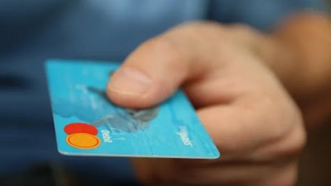 ഷോപ്പിംഗ് ഇനി ലാഭകരമാക്കാം; 2026-ൽ മികച്ച ക്യാഷ്ബാക്ക് നൽകുന്ന 5 ക്രെഡിറ്റ് കാർഡുകൾ