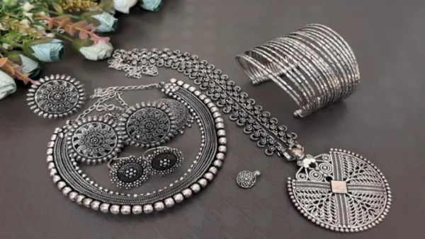 Silver Price: 23 फरवरी को चांदी ने पकड़ी रफ्तार! सिल्वर रेट में एक दिन में 25000 रुपये का उछाल क्यों आया?