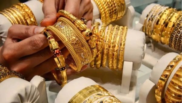 Gold Rate Today: सोने के रेट में अचानक आई बड़ी गिरावट! 24 कैरेट गोल्ड एक दिन में ₹4,300 सस्ता