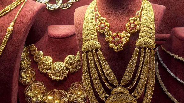 Gold Rate Today: 10 जुलाई को भी सोने की कीमत में उतार-चढ़ाव! सोना अभी खरीदे या इंतजार करें?