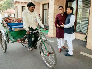 रिक्शे पर बैठकर CM अखिलेश यादव से मिलने पहुंचे पेटीएम के CEO