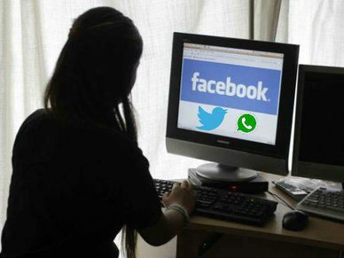 FB ट्विटर पर गाली देते हैं या ट्रोल करते हैं तो नहीं मिलेगा लोन!