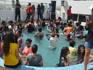 स्मार्ट बिजनेस आइडिया: कैसे शुरु करें पूल पार्टी का बिजनेस?