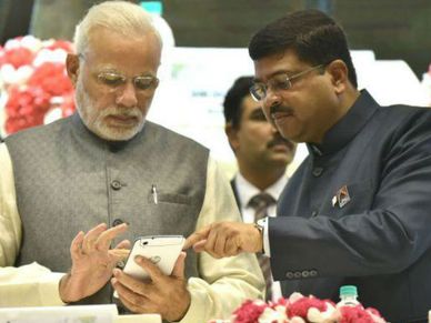 मोदी के मंत्री प्रधान ने GST-नोटबंदी पर दिया अजीब बयान!