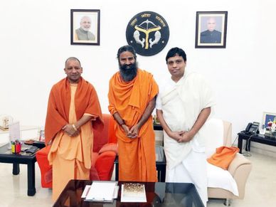 ब्रांड पतंजलि को UP में विस्तार देंगे बाबा रामदेव, CM योगी से भी मिले