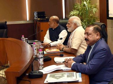 देश के प्रमुख अर्थशास्त्रियों के साथ पीएम मोदी की मीटिंग
