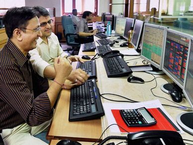निफ्टी 10700 के करीब, सेंसेक्‍स 220 अंक उछला 