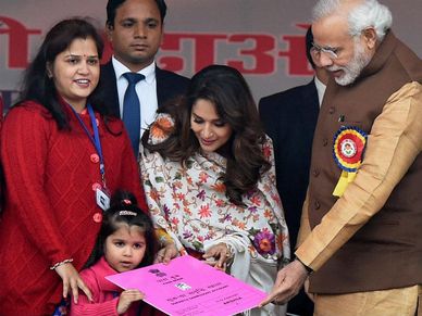 सुकन्‍या समृद्धि योजना के तहत बेटियों को मोदी सरकार की तरफ से मिला बड़ा तोहफा 
