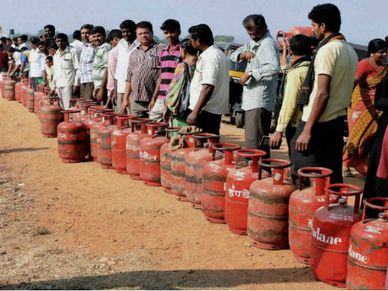 नवंबर में फिर बढ़े LPG सिलेंडर के दाम, जानें कितना पड़ेगा आपकी जेब पर असर 