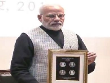 प्रधानमंत्री मोदी ने जारी क‍िया  100 रुपये का   स्‍मारक स‍िक्‍का 