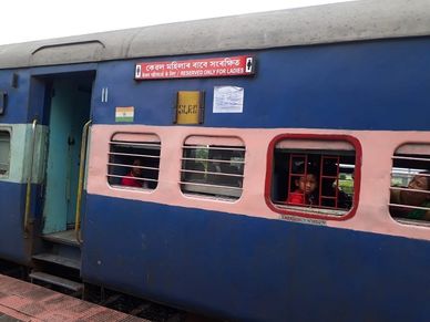भारतीय रेलवे की पहल, महिलाओं के लिए लाया पिंक ट्रेन कोच