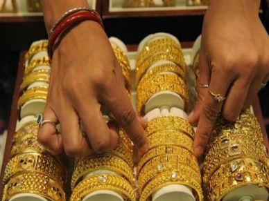 गिरावट आई सोने की कीमत में आज, जानें चांदी का भाव  