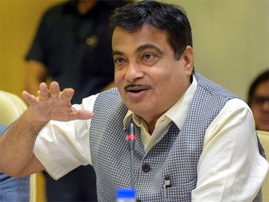 पेट्रोल-डीजल कारों के न‍ियमों में आएगा बड़ा बदलाव, जान‍िए गडकरी ने क्‍या कहा