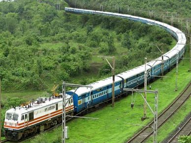 रेलवे पर भी मंदी की मार, घट गई कमाई 