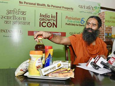 बाबा रामदेव की पतंजलि पर बरस रहा पैसा, हुई रिकॉर्ड कमाई