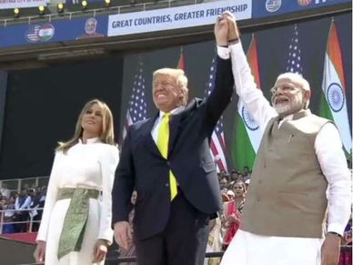 डोनाल्ड ट्रंप ने शुरू किया भारत का दौरा, कल करेंगे कारोबार की बात