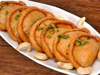 होली : जानिए इस बार किस रेट पर मिल रही गुझिया