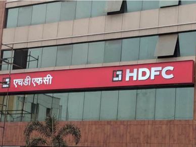 HDFC ने Anil Ambani की कर्ज में डूबी कंपनी पर लगाया दांव, खरीदी हिस्सेदारी