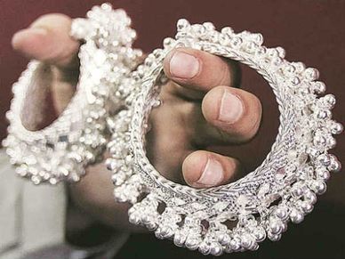 चांदी : 55000 रु के पार, जानिए कहां तक जा सकती