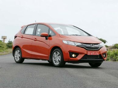 आधे से कम दाम में मिल रहीं कारें, Hyundai Verna की कीमत सिर्फ 2.10 लाख रु