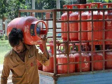 झटका : Gas Cylinders फिर हुआ महंगा, चेक करें अपने शहर के दाम 