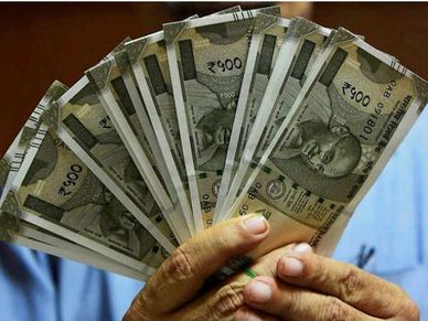 पैसों की टेंशन करनी है दूर तो अपनाएं ये आदतें, रहेंगे मालामाल