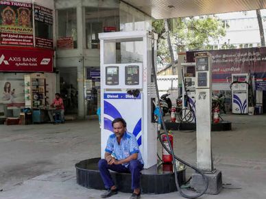 झटका : आज और तेजी से बढ़े Petrol और Diesel के दाम, जानिए कितना 