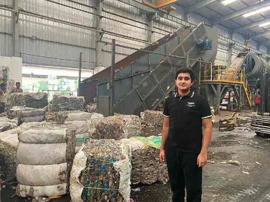 17 वर्षीय ने तैयार किया StartUp, रोज कई टन प्लास्टिक को बनाता है कपड़ा