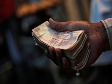 सबसे गरीब 20 फीसदी भारतीयों का बुरा हाल, इनकम रह गयी आधे से भी कम