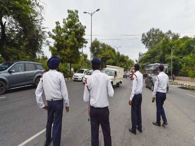 Traffic Rules : अपने देश के नियम चकरा देंगे आपका सिर, अजीबो-गरीब हैं रेगुलेशंस