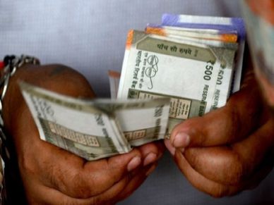 पैसों की कमी से बचने के लिए करें ये 4 उपाय, नहीं आएगी तंगी