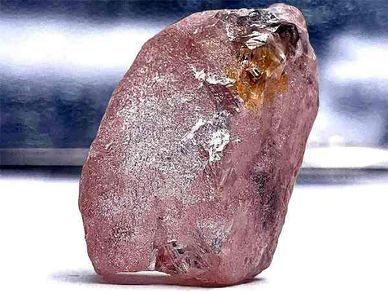 हो गया कमाल : इस देश में मिला 170 कैरेट का Diamond, 300 साल में सबसे बड़ा