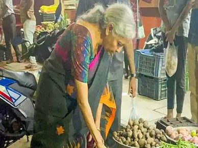 FM Nirmala Sitharaman पहुंची सब्जी खरीदने, मंडी में की खरीदारी