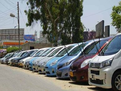 Pakistan : गिरती करेंसी का अजब खेल, नई से ज्यादा पुरानी कार बेच कर हो रही कमाई