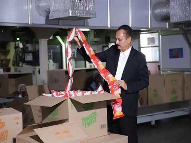 Success Story : 5 रु के पैकेट से की थी शुरुआत, आज हैं 3000 करोड़ रु के मालिक