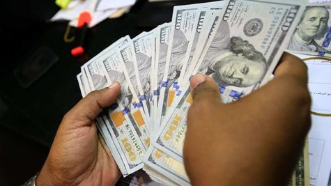 Rupee-Dollar Exchanges Rate : डॉलर के मुकाबले रुपया धड़ाम, 28 पैसे कमजोर खुला  