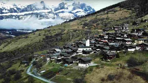 अजब-गजब : इस गांव में जाकर बसने पर मिल रहे 50 लाख रु, जानिए आपको मिलेंगे या नहीं