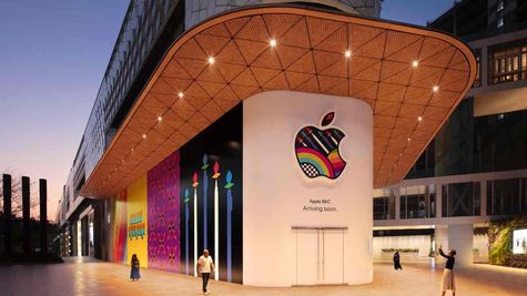 Apple के भारत में पहले स्टोर की शुरुआत, मुम्बई में टिम कुक ने खोला गेट