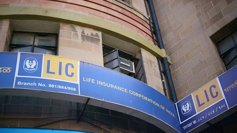 LIC बैंक के शेयर बेच रहा, जानिए कहां दिखा कमाई का मौका