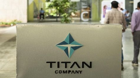 Titan Market Cap: 3 लाख करोड़ रुपये के पार Titan का मार्केट कैप, स्टॉक में भी 32 फीसदी उछाल  