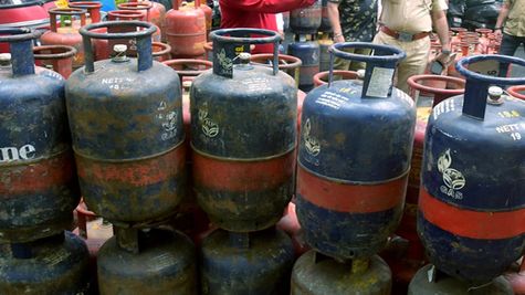 LPG Gas Price: खुशखबरी, नए साल से पहले ही सस्ता हुआ गैस सिलेंडर