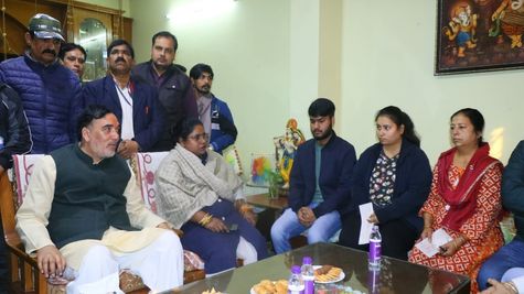 कोरोना काल में जान गंवाने वाले कोरोना वॉरियर को दिल्ली सरकार ने दिया 1-1 करोड़ का चेक