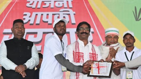 Jharkhand News: लातेहार के कुंदरी  गांव पहुंचे सीएम हेमंत सोरेन, करोड़ों की योजनाओं का किया शिलान्यास  